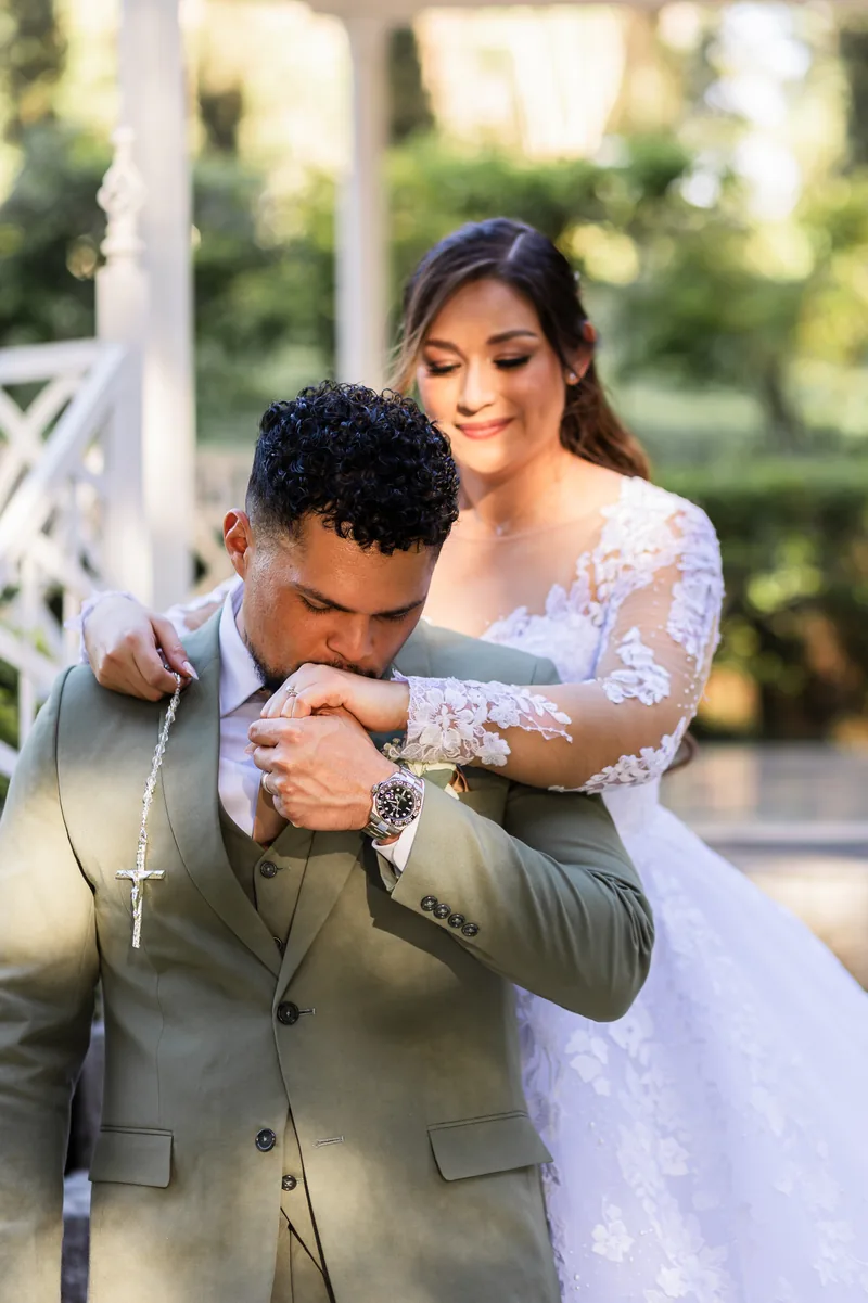Pareja de recién casados sonriendo frente a una capilla blanca