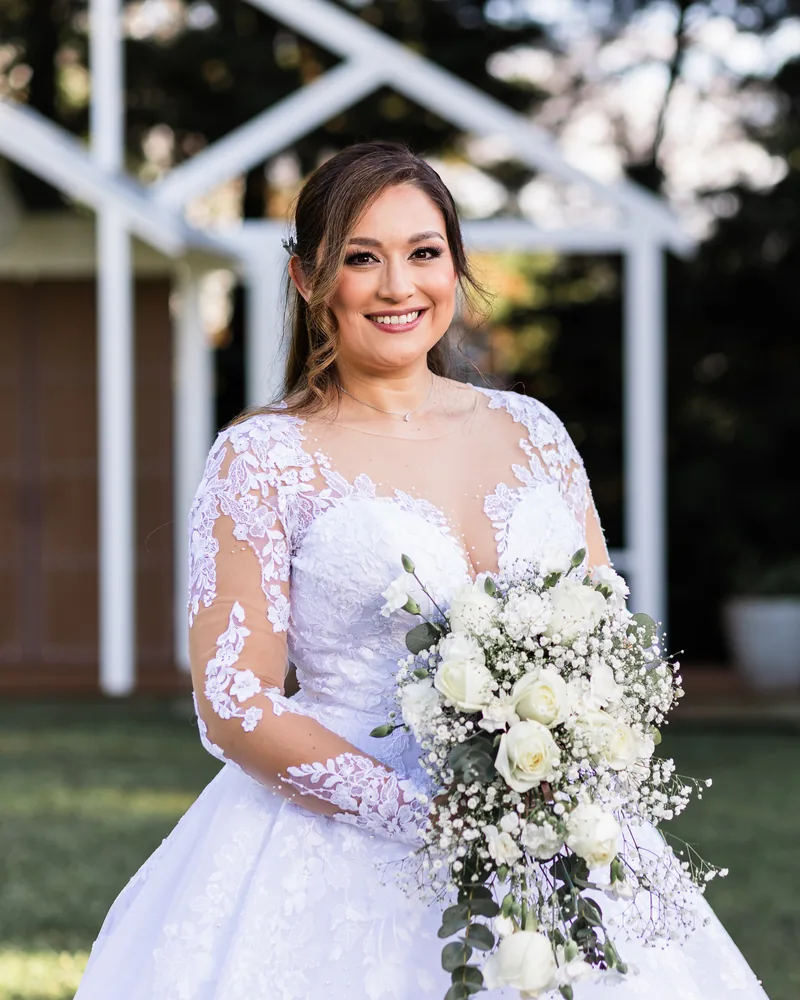 Novia sonriendo con su ramo de flores