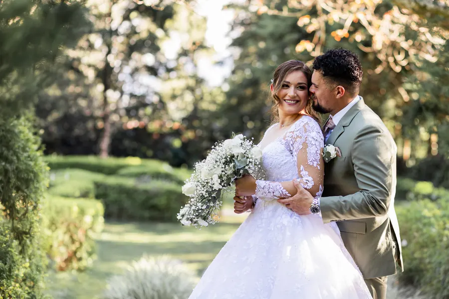Pareja de recién casados celebrando frente a una capilla blanca