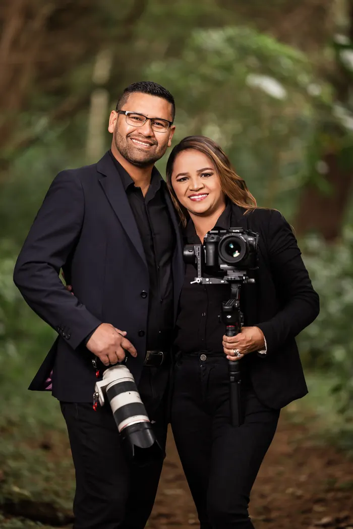 Karla y Erick, equipo de Arizona Films, con su equipo de fotografía y video